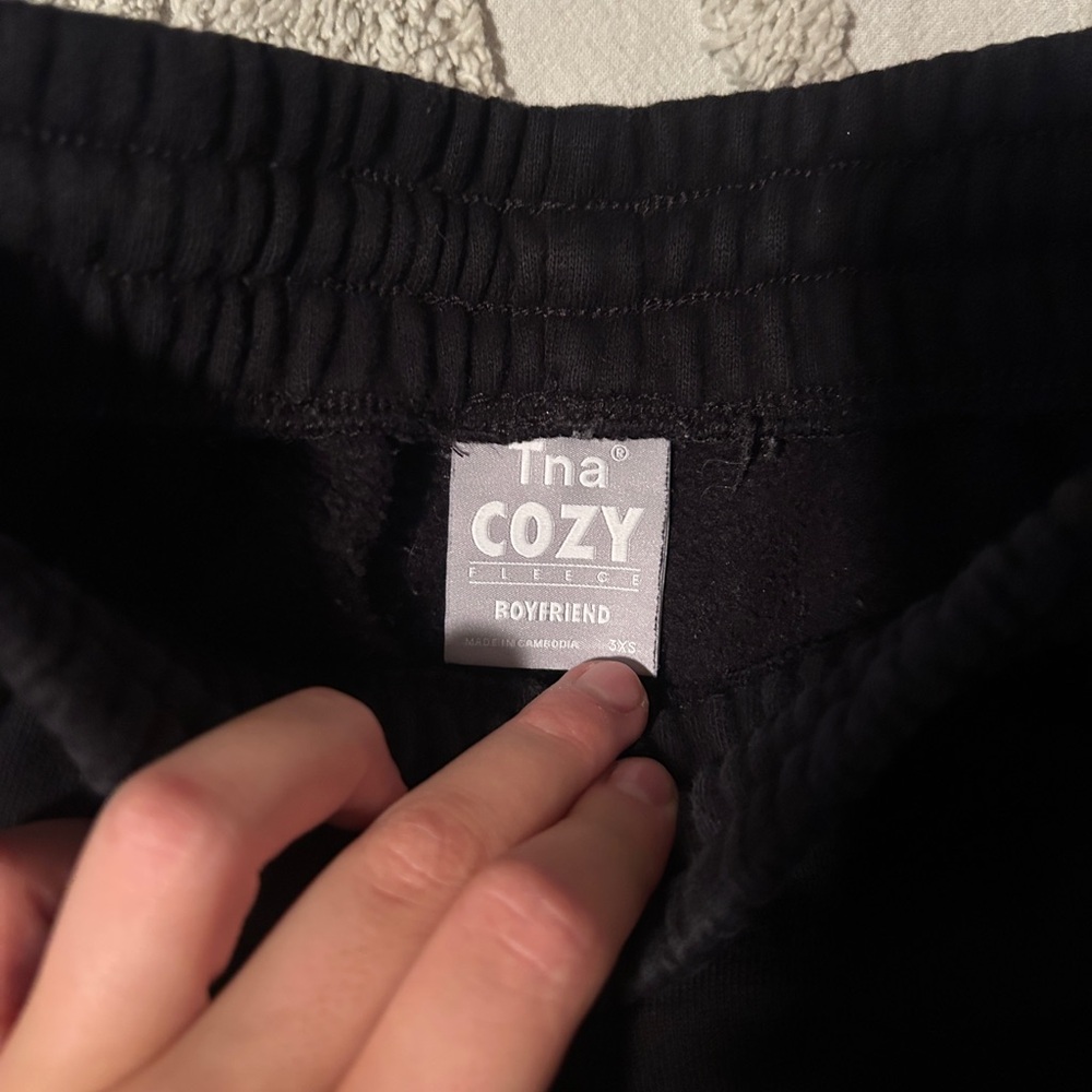 Aritzia Tna cozy fleece boyfriend fit black sweatpants, 2xs - Picture 4 of 4